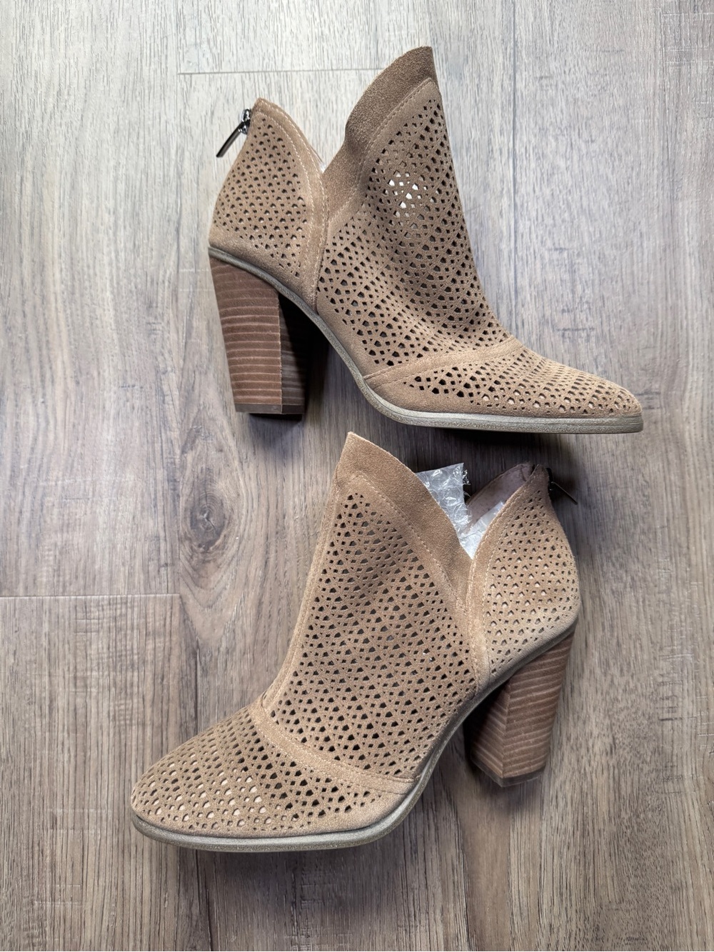Vince Camuto VP-FLUNNA Beige Booties - Size 8 M / 38.5 - Picture 9 of 10